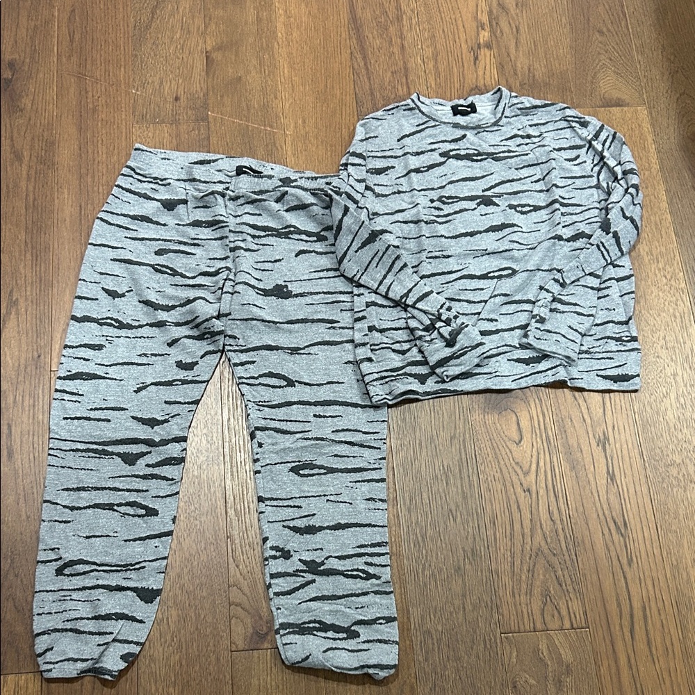 Monrow Kids Pajama Set in Gray and Black